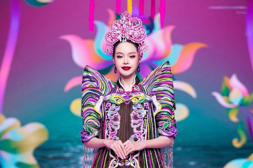 Vừa đăng quang Hoa hậu Quốc tế, Thanh Thủy làm vedette trên sàn diễn thời trang