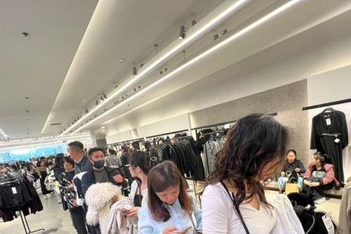 Black Friday: Càng trưa càng đông, kênh online nhộn nhịp