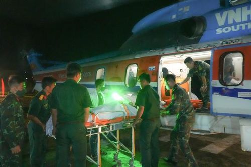 Trực thăng đưa bệnh nhân sốc mất máu từ đảo Thổ Chu về đất liền