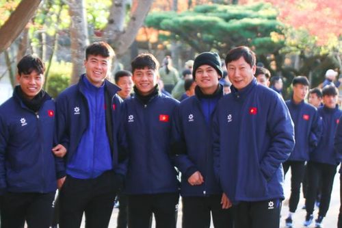 HLV Kim Sang-sik dẫn học trò đi chùa trước ngày đối đầu đội bóng cũ