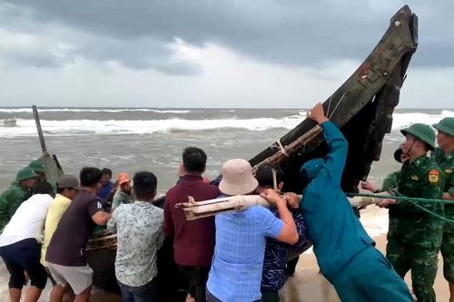Quảng Trị: Ứng cứu thành công 3 ngư dân gặp nạn khi đánh cá trên biển