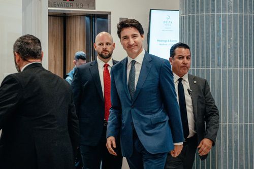 Thủ tướng Canada tức tốc tới gặp ông Trump tại nhà riêng
