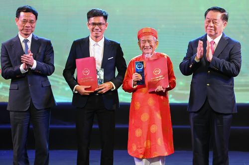 Những khoảnh khắc xúc động trong đêm tôn vinh tri thức