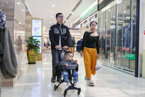Tất bật trông con nhiều giờ đồng hồ cho vợ săn sale Black Friday