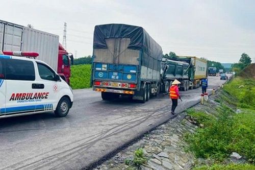 Hà Tĩnh: ô tô tải va chạm xe đầu kéo, 2 người thương vong