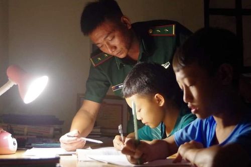 Những ông 'bố nuôi' mang quân hàm xanh