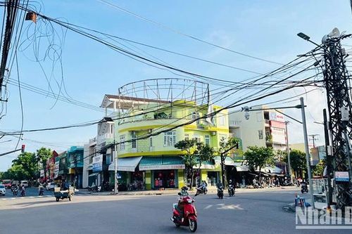 Bất an với mạng lưới dây điện, cáp viễn thông chằng chịt ở thành phố Tam Kỳ