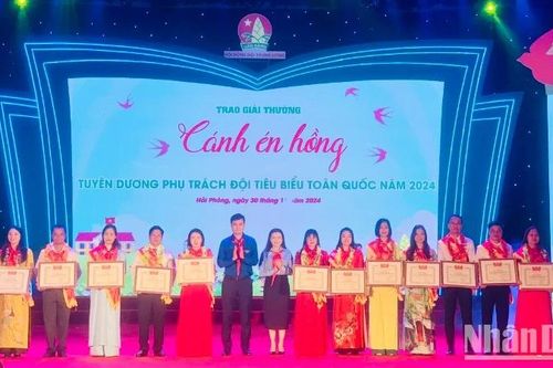 Trao Giải thưởng 'Cánh én hồng' và tuyên dương Phụ trách Đội tiêu biểu toàn quốc năm 2024