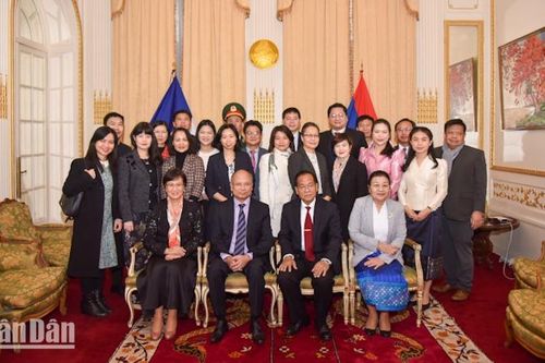 Thắm tình Việt-Lào trên đất Pháp nhân dịp Quốc khánh Lào