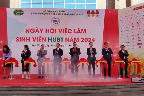Ngày hội việc làm sinh viên HUBT năm 2024 thu hút gần 5.000 cơ hội việc làm