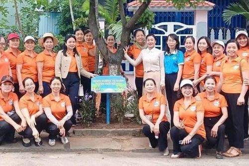 Ra quân thực hiện đoạn đường tự quản - tuyến phố nở hoa