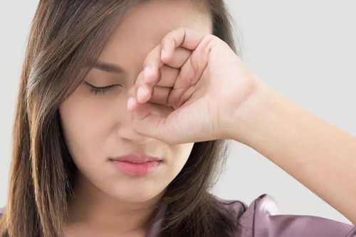 Hệ lụy đáng sợ từ thói quen dụi mắt