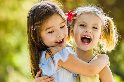 Cách đơn giản dạy trẻ thể hiện tình yêu thương
