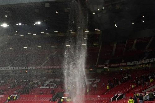 Cảnh tượng khó tin tiếp tục xuất hiện ở sân Old Trafford