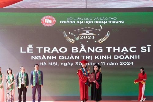 Trường Đại học Ngoại thương trao bằng tốt nghiệp cho tân tiến sĩ, thạc sĩ