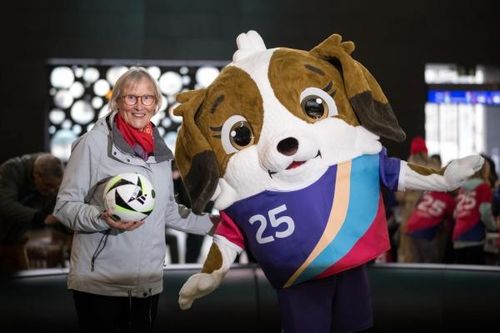 EURO 2025 'phiên bản nữ': Ra mắt linh vật là chú chó cực đáng yêu