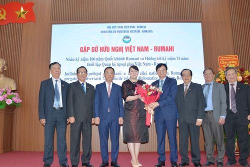 Gặp gỡ hữu nghị nhân kỷ niệm 106 năm Quốc khánh Romania
