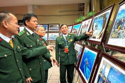 Triển lãm ảnh chủ đề 'Quân đội anh hùng - Cựu chiến binh gương mẫu' của Nhà báo Lê Anh Thi