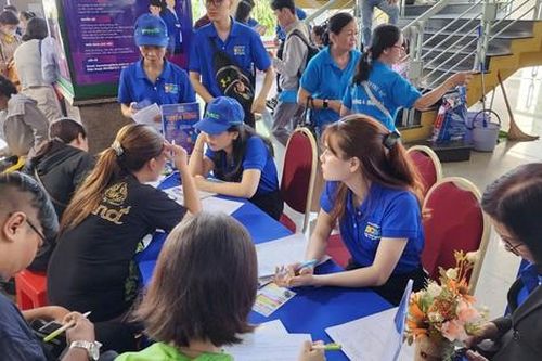 Người lao động xếp hàng tìm việc cuối năm