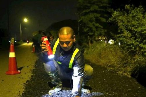 Gặp chàng thanh niên 14 năm thầm lặng vá đường