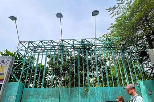 Cảnh cỏ dại um tùm trong nhà thi đấu nghìn tỷ án ngữ trên 'đất vàng' ở TPHCM
