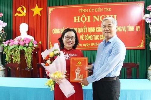 Bến Tre trao quyết định về công tác cán bộ