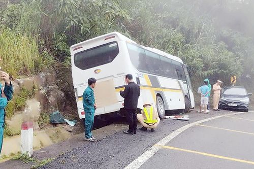 Ô tô khách mất phanh khi đi đường đèo dốc, CSGT nêu kinh nghiệm phòng tránh