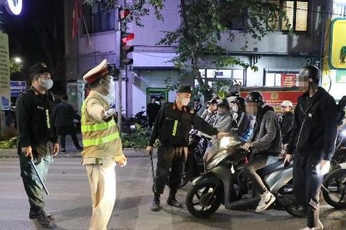 'Quái xế' tuổi học sinh cúi đầu hối lỗi khi gặp cảnh sát 141 hóa trang