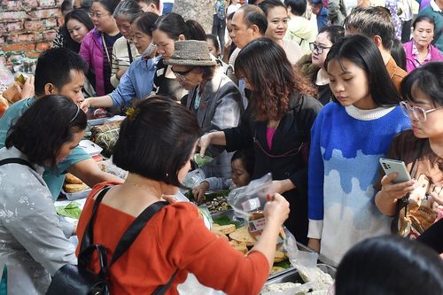 Khách chen chật cứng, người bán không ngơi tay trong lễ hội ẩm thực ở Hà Nội