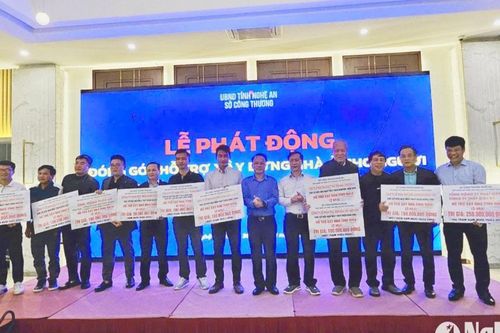 Trao tặng 24 căn nhà cho các hộ khó khăn trên địa bàn Nghệ An