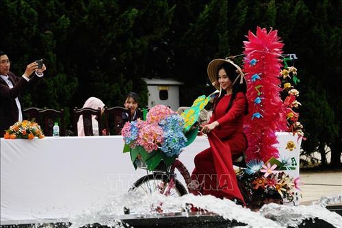 Mãn nhãn với xe đạp hoa làm từ rác tái chế chào mừng Festival hoa Đà Lạt
