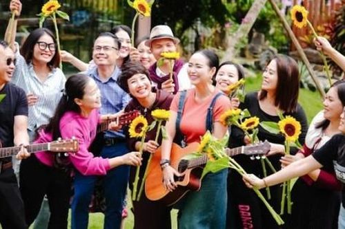 Doanh nhân Bùi Thanh Hương rạng ngời hạnh phúc trong tiệc sinh nhật đặc biệt
