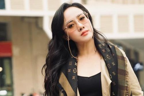 BTV Hoài Anh thong thả xuống phố, vẻ bề ngoài 'hack tuổi' gây thương nhớ