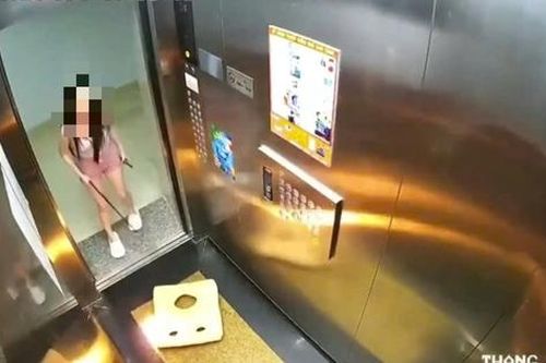 Người phụ nữ đốt miếng xốp vứt vào thang máy chung cư