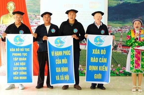 Nữ trí thức dân tộc thiểu số mạnh mẽ để phá vỡ rào cản