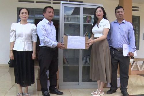 Bàn giao tủ sách cho 3 xã của huyện Đức Cơ