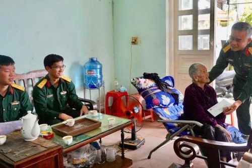 Chính ủy Bộ Chỉ huy Quân sự tỉnh thăm, tặng quà Mẹ Việt Nam anh hùng