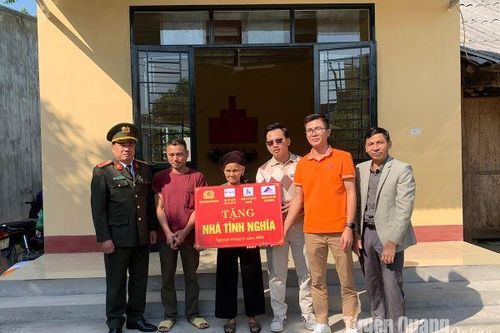 Bàn giao nhà tình nghĩa cho gia đình bà Ma Thị Bường