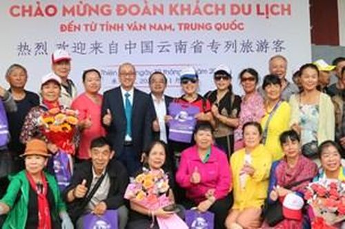 Huế đón đoàn khách quốc tế từ chuyến tàu hỏa charter xuyên Việt