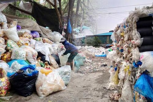 Bên trong ngôi làng rác thải nhựa lớn nhất Việt Nam và thách thức của ngành thương mại tỷ đô