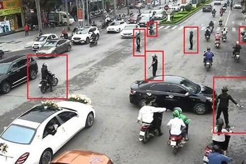 Tạm giữ hình sự nhóm vệ sĩ ngang nhiên chặn xe trên đại lộ