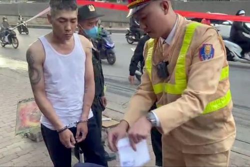 Giấu ma túy trong túi áo, con nghiện khăng khăng 'không phải của em'