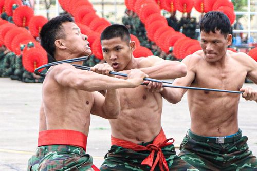 Mãn nhãn xem lính đặc công dùng cổ uốn cong thanh sắt