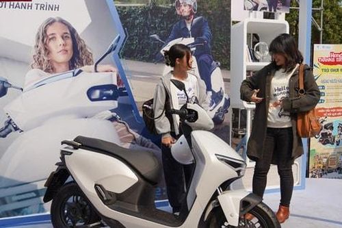 Công chúng Thủ đô trải nghiệm xe điện hóa Honda bên hồ Hoàn Kiếm