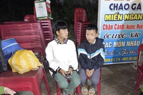 Hai bé trai đi lạc gần 300km, được công an Tuyên Quang cứu giúp khi đang đói lả bên lề đường