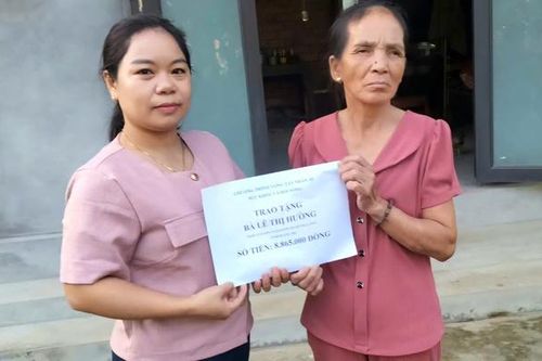 Trao tiền bạn đọc Báo Sức khỏe và Đời sống hỗ trợ hoàn cảnh khó khăn ở Quảng Trị