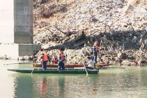Tìm kiếm công nhân xây cầu nghi mất tích trên sông Chảy