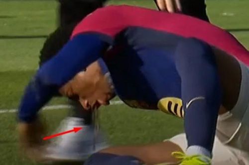 Cầu thủ Barca nôn ra máu