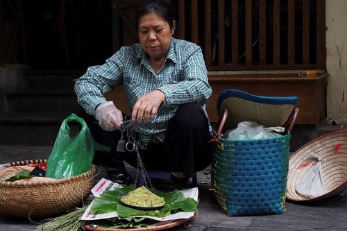 Cuộc sống sau ống kính: Người làng Vòng đi bán cốm Vòng