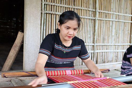 Nghệ nhân Y Hòa với khát vọng đưa thổ cẩm Làng Teng vươn ra thế giới
